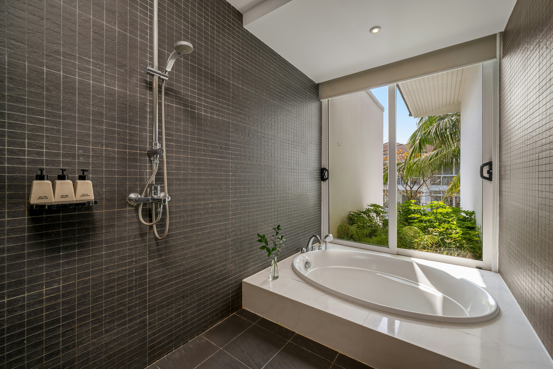 Fliesenwand in Dusche wird gereinigt