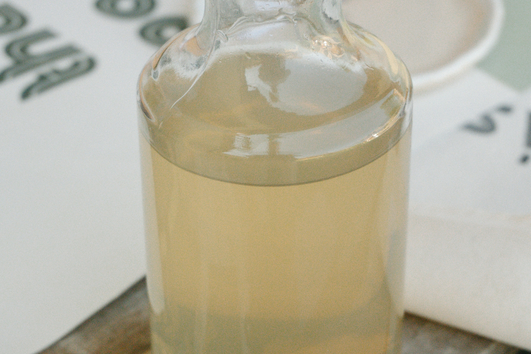 Flasche Haushaltsessig auf Küchenoberfläche